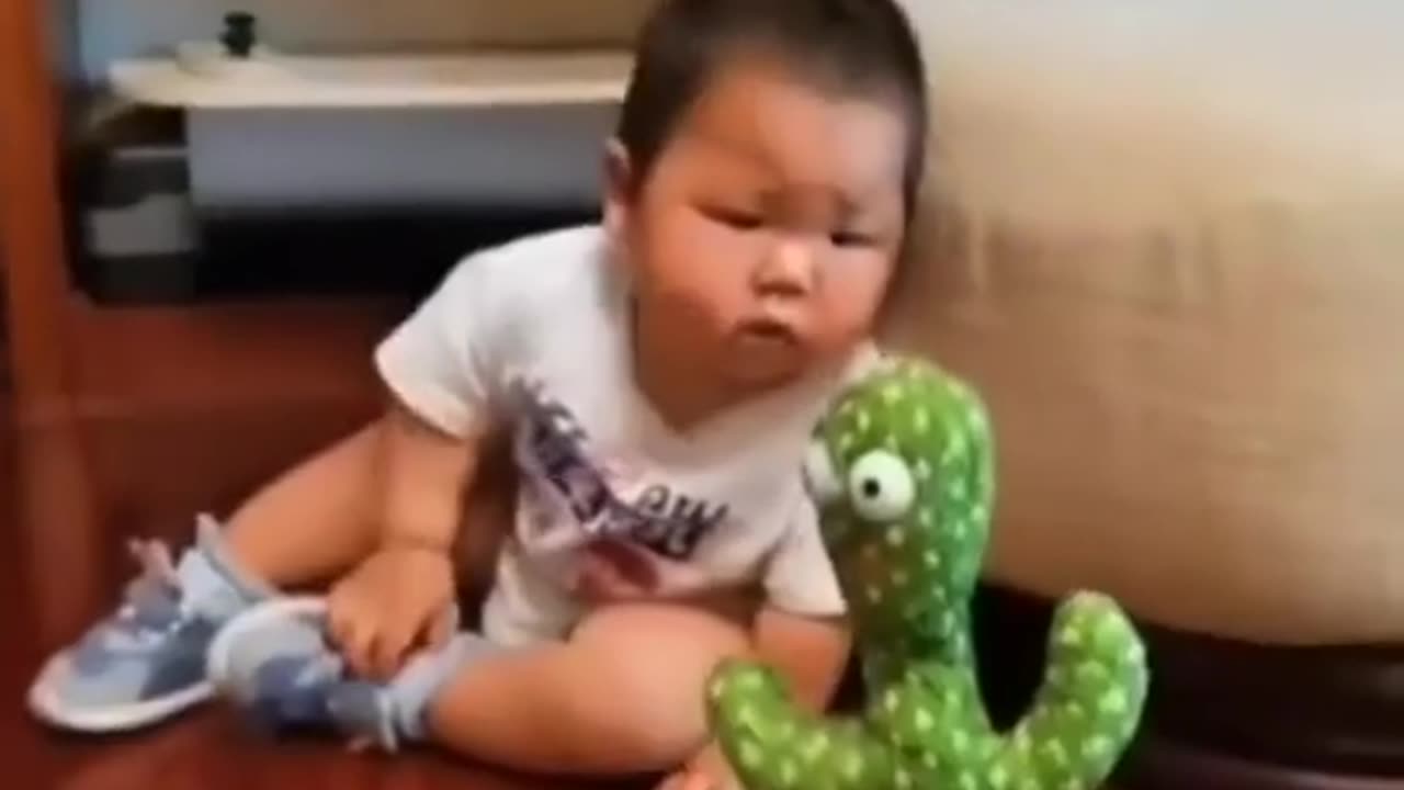 When babys saw a cactus toy for the first time 😂