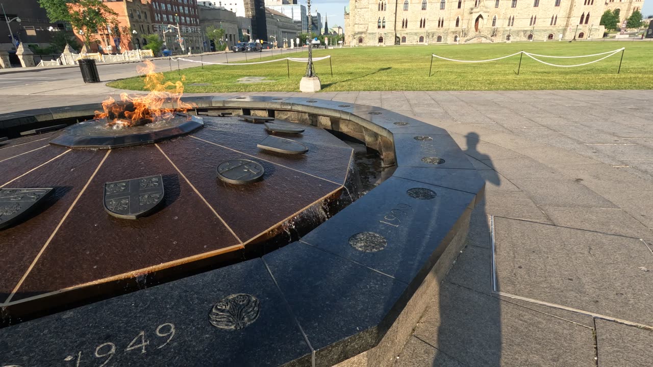 πΆββοΈββ‘οΈ Walking Downtown Ottawa To The Rideau Docks & Parliament Hills π’