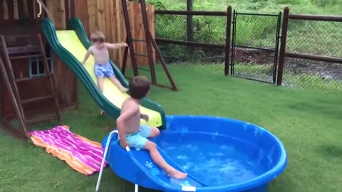 Babies playing with water, funny videos Babies playing with water, funny videos