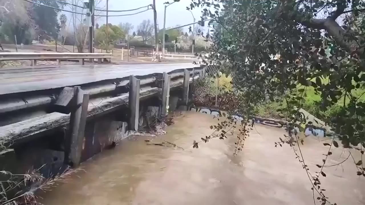 🚨 #CaliforniaFloods WARNING! 🌧️💦