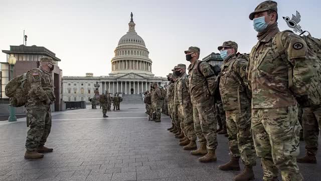 Carlson explica qué mensaje están enviando los demócratas con la militarización de DC