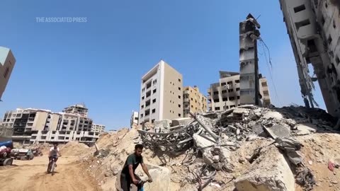 Aftermath of fighting, airstrikes in Gaza City neighbourhood.mp4