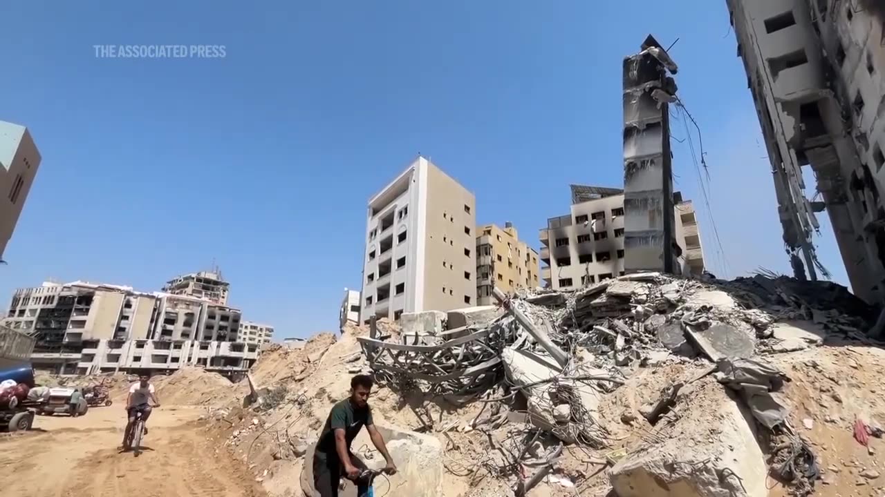 Aftermath of fighting, airstrikes in Gaza City neighbourhood.mp4
