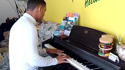 Tocando piano em Hostel de Curitiba