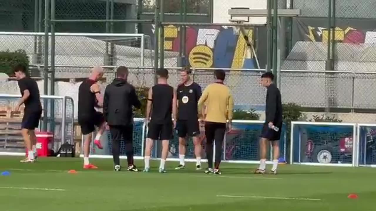 🔵🔴 Empieza el entrenamiento del Barcelona previo al Real Madrid.