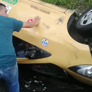 Taxi se volcó en el sector del Mercado Campesino de Bucaramanga