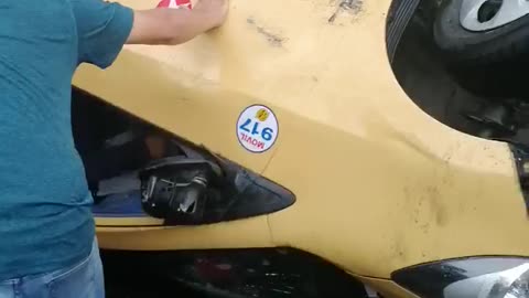 Taxi se volcó en el sector del Mercado Campesino de Bucaramanga