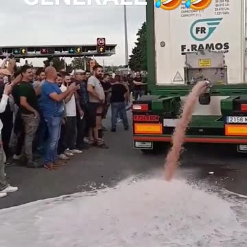 agriculteurs attaquent un camion étranger #pourtoi #routierfrancais #camions #agriculteur #colère