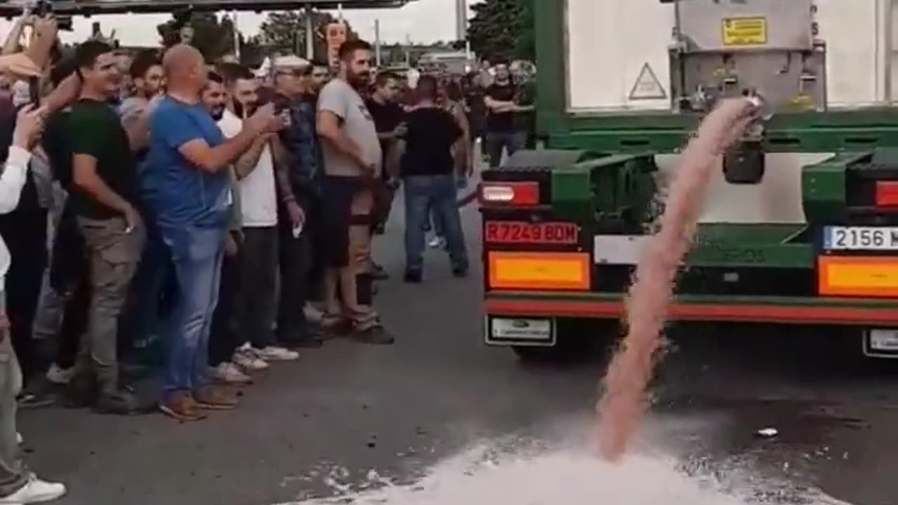 agriculteurs attaquent un camion étranger #pourtoi #routierfrancais #camions #agriculteur #colère