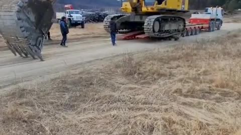 С основном экскаваторы сами съезжают с тралла. В моём случае все наоборот 🤣