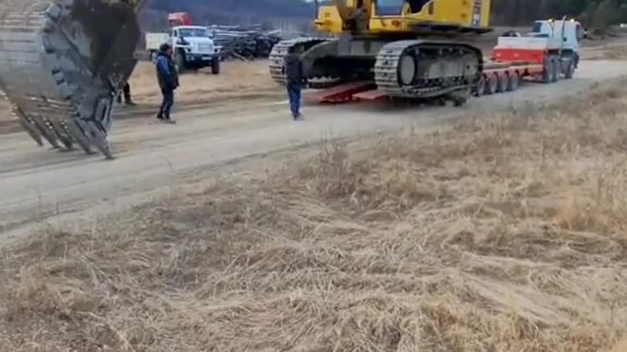 С основном экскаваторы сами съезжают с тралла. В моём случае все наоборот 🤣