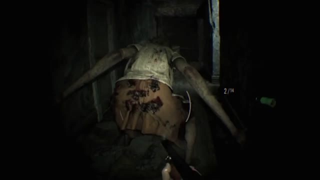 Playing Resident Evil 7 in VR when suddenly...