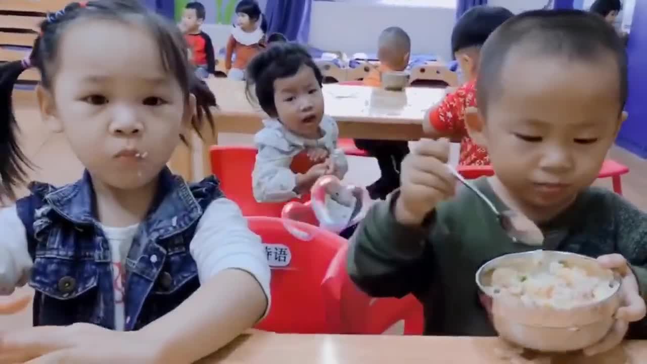 The kindergarten teacher in front sent a war report