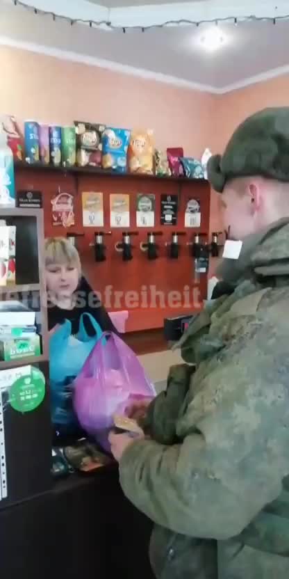 russischer Soldat beimEinkauf in Ukraine