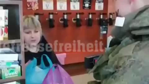 russischer Soldat beimEinkauf in Ukraine