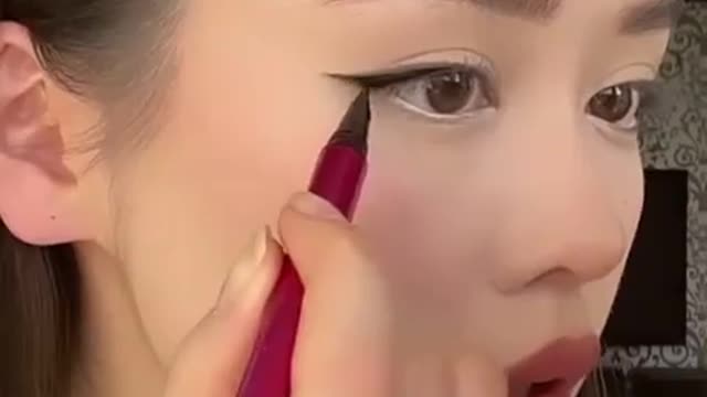 Correct way to make your eyeliner