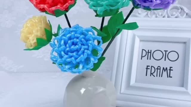 Use plastic mesh to make flowers