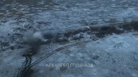 🇷🇺💥 Russian tanks work on Ukrainian positions in the nearby forest belt