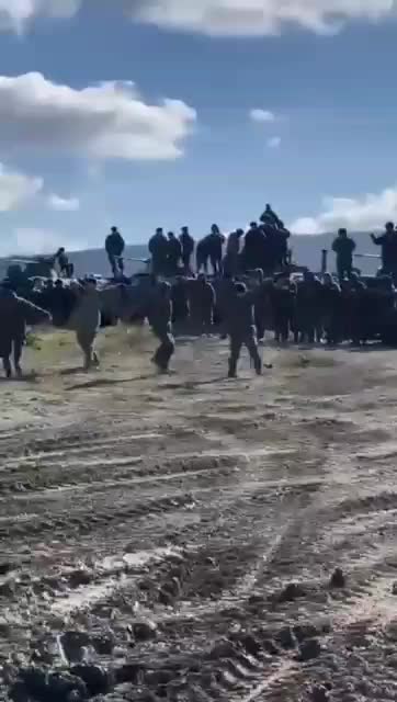 Russian & Ukraine soldiers are dancing together!