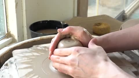 Pottery making and placing afternoon tea desserts is really convenient.