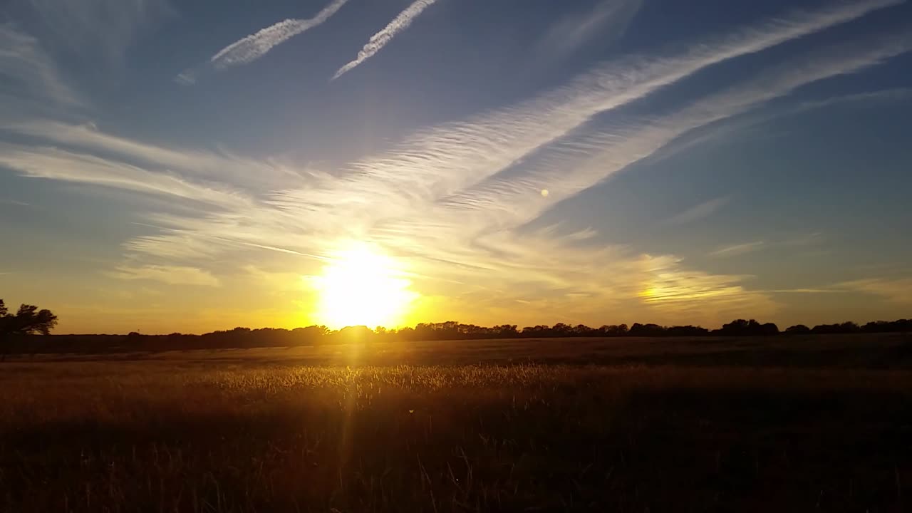 Time Lapse sunset, Clouds and chemtrail