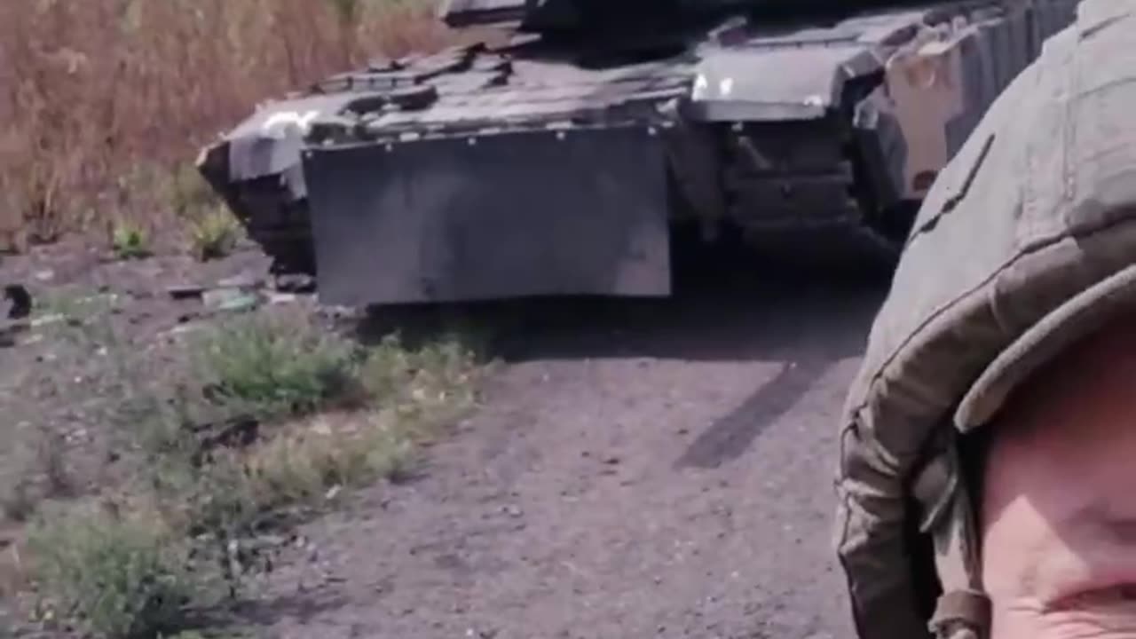 ❗A Russian serviceman demonstrates a destroyed M1A1 Abrams