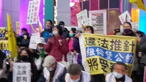 耶誕傳針相 2021.12.18 遊行後在路邊喊口號給路人聽