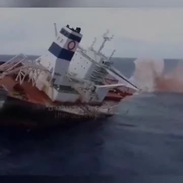 Barco del Reino Unido que es alcanzado directamente por el misil balístico #ANSARALLAH (los hutíes)