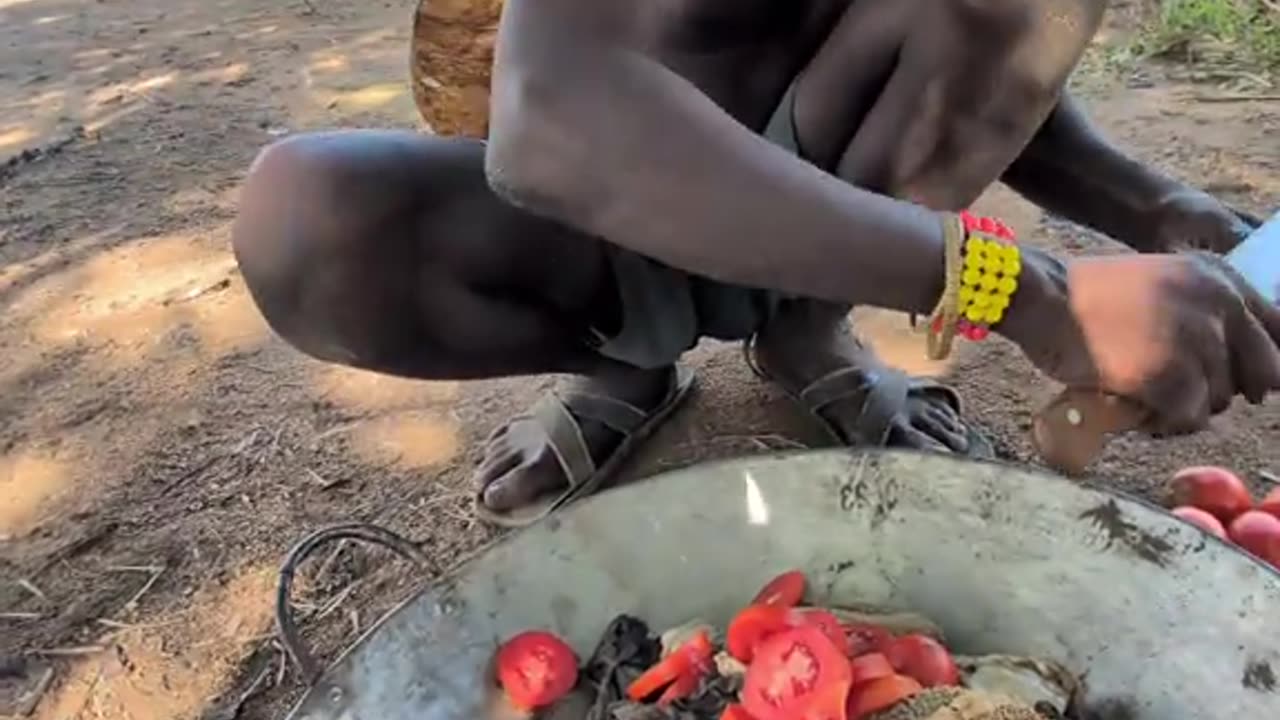 The first time hanzabe tribe cook soup whit some vegetables and spices they 🤤😲