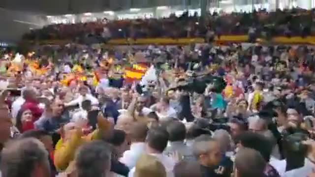 4 mil personas y 2 mil fuera bajo lluvia asisten al mitin de VOX con Abascal en Murcia (3)