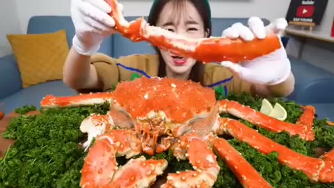 (ASM) EAT YOUR OWN GIANT CRAB