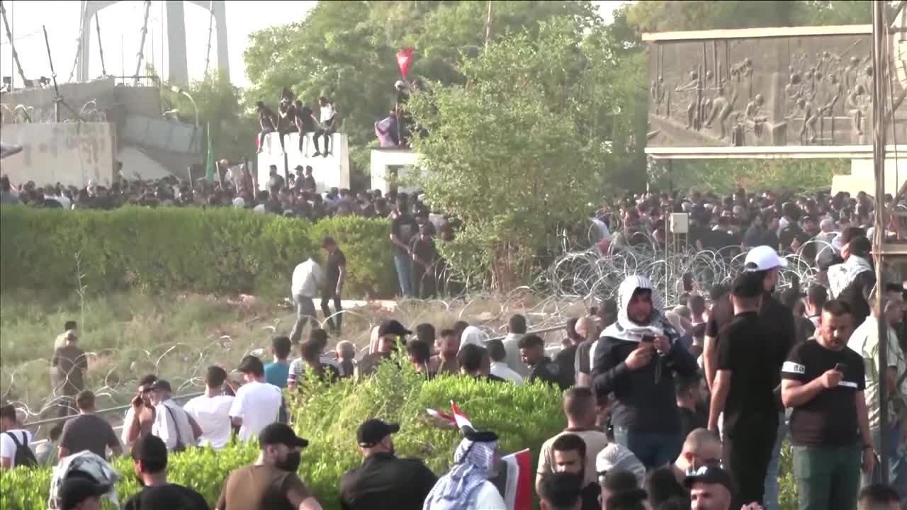 Water cannons used on protesters in Baghdad