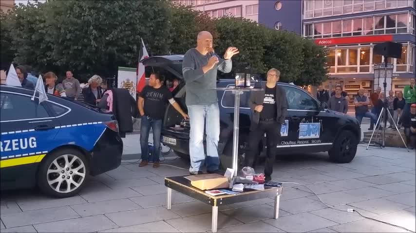 84. MAHNWACHE - BAUTZEN, Kornmarkt, 12 09 2022 - MARKO, Vereinigung WIR STEHEN AUF, Bürgermikrofon