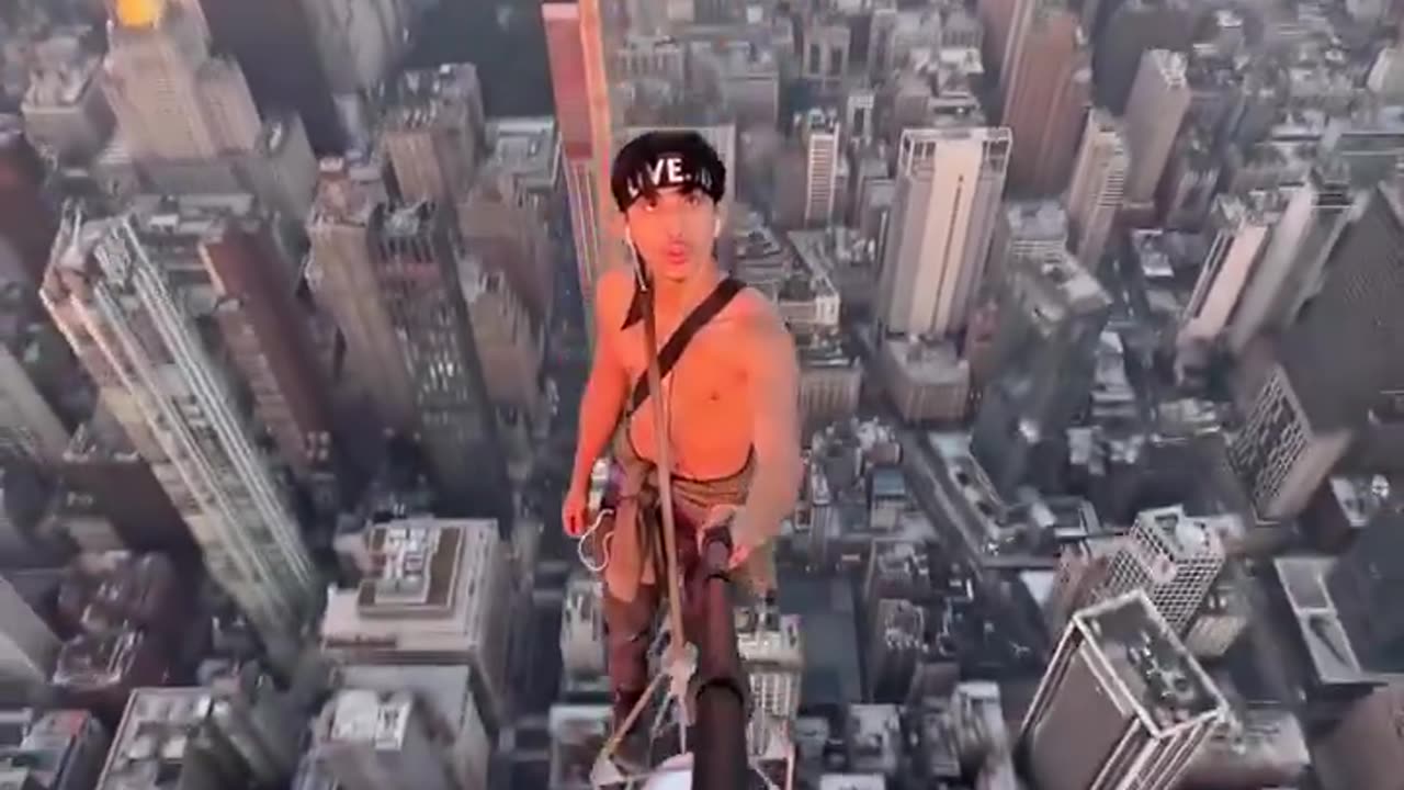 bro climbed to the top of the Empire State Building