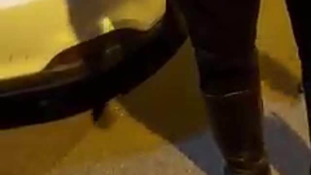 Una libera cittadina esercita e fa valere i suoi dritti con le forze dell'ordine, "violando" il coprifuoco