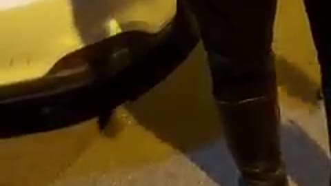 Una libera cittadina esercita e fa valere i suoi dritti con le forze dell'ordine, "violando" il coprifuoco