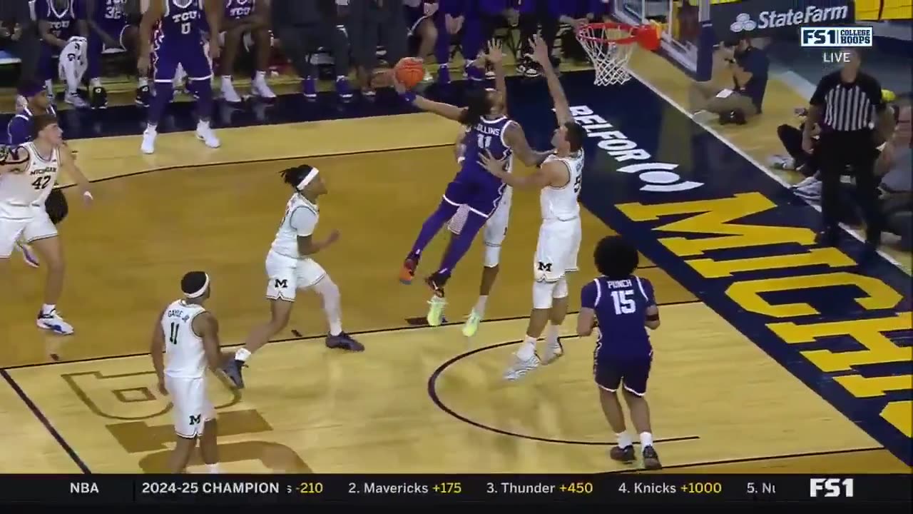 NCAA March Madness - FRANKIE COLLINS DUNKS OVER TWO DEFENDERS