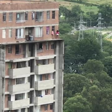 Niñas jugando en el último piso de un edificio en Bello