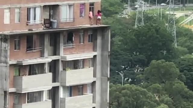 Niñas jugando en el último piso de un edificio en Bello