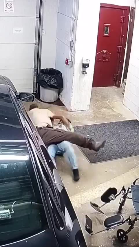 After this incident, he was transferred to Trump's Secret Service detail. 🕵️‍♂️🔒