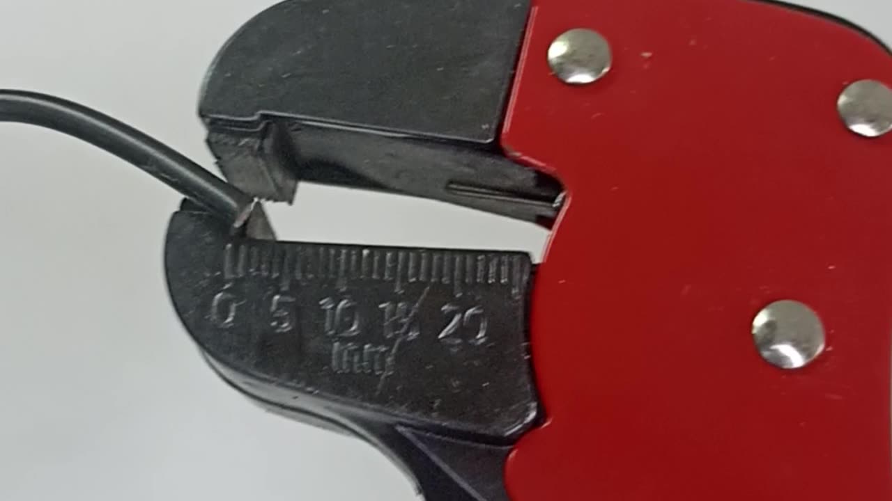 How to use the automatic wire stripper. #mechanic #tips