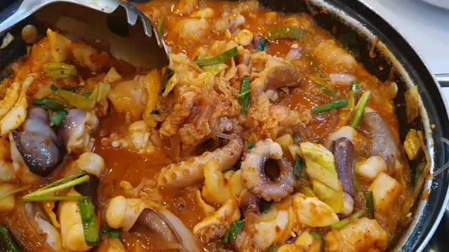 Korean-style octopus jeongol is delicious.