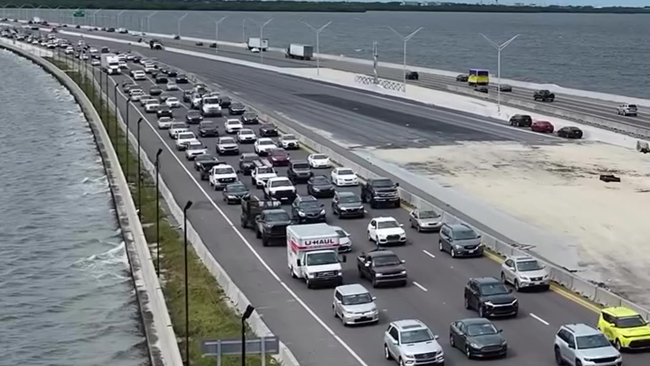 Meanwhile in Florida 🌬️🍃💨🌪️🌨️