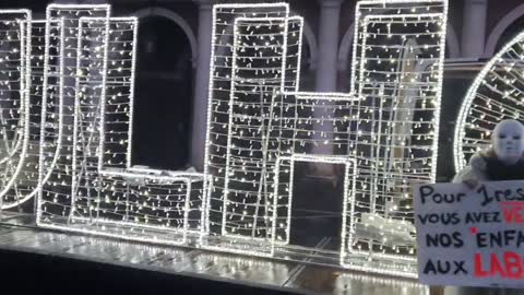 Les Masques Blancs Mulhouse et Citoyens Action Pancartes le 4 décembre