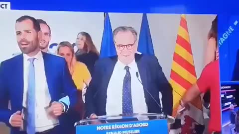 No one has a mask on until the cameras go on!