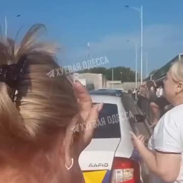 In Odessa, Ukrainians block Zelenskyy military commissars, which try to kidnap a man! Revolution is coming!!!