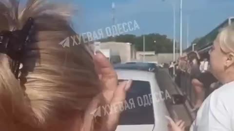 In Odessa, Ukrainians block Zelenskyy military commissars, which try to kidnap a man! Revolution is coming!!!