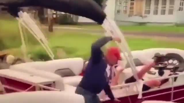 Funny accident while bf/gf meeting