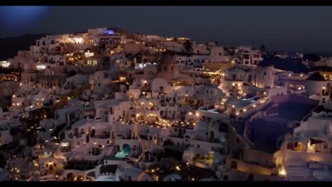 A house built on a cliff heals in Santorini, Greece