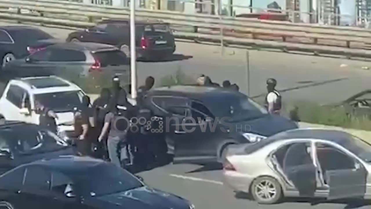 Tërhiqet zvarrë dhe nxirret nga makina i rrethuar nga policët, ja si u arrestua Ilir Meta